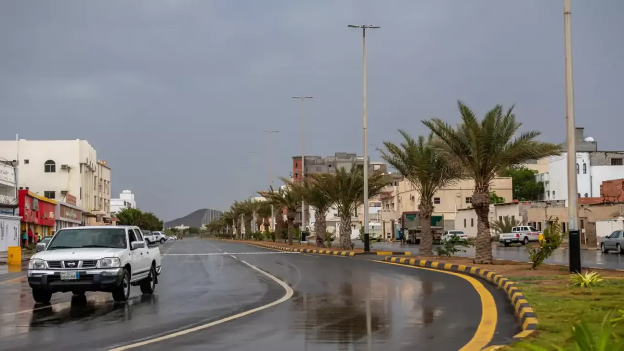 انعدام الرؤية.. عاصفة ترابية تضرب 18 محافظة سعودية وسط تحذيرات من الأرصاد الجوية